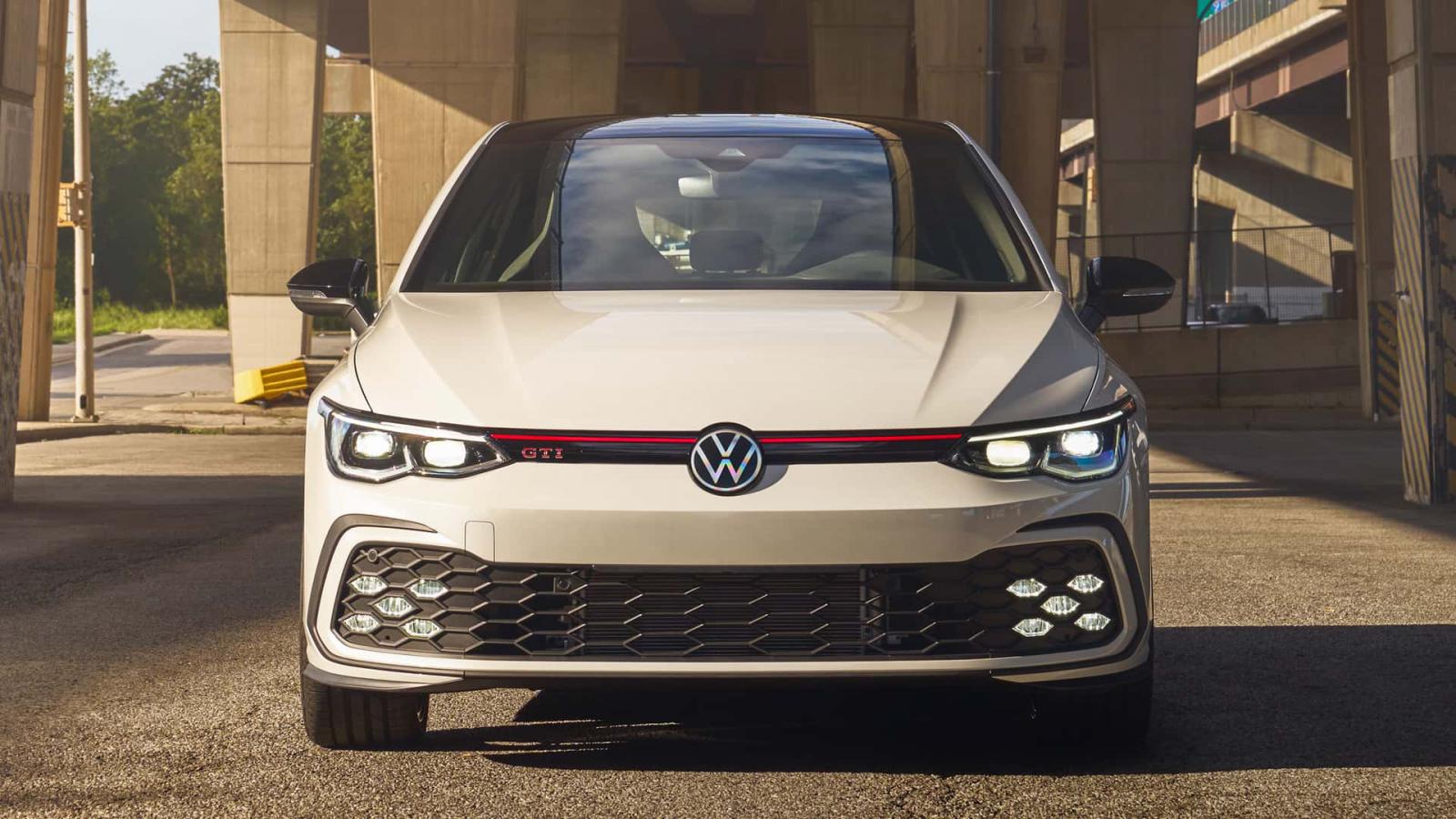 Το νέο VW Golf GTI 380 λέει αντίο στο χειροκίνητο κιβώτιο 